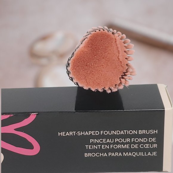 Limited Edition Heart-Shaped Foundation Brush - Mary Kay - Picture 4 of 10